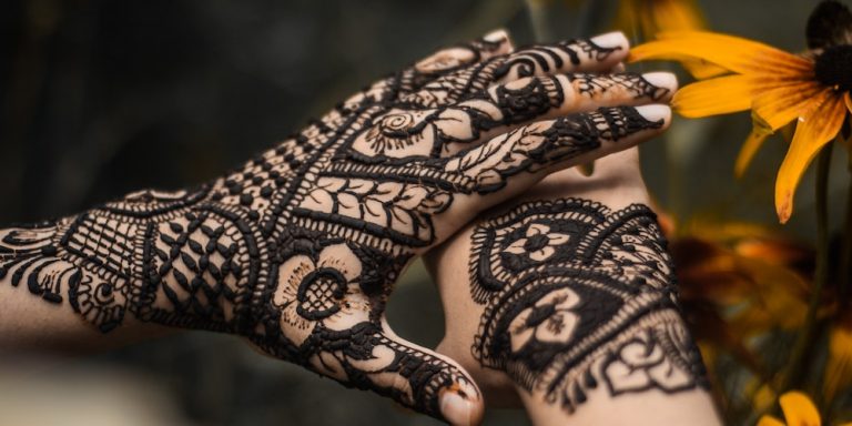 A Simple Method For Making Henna Tattoo Designs